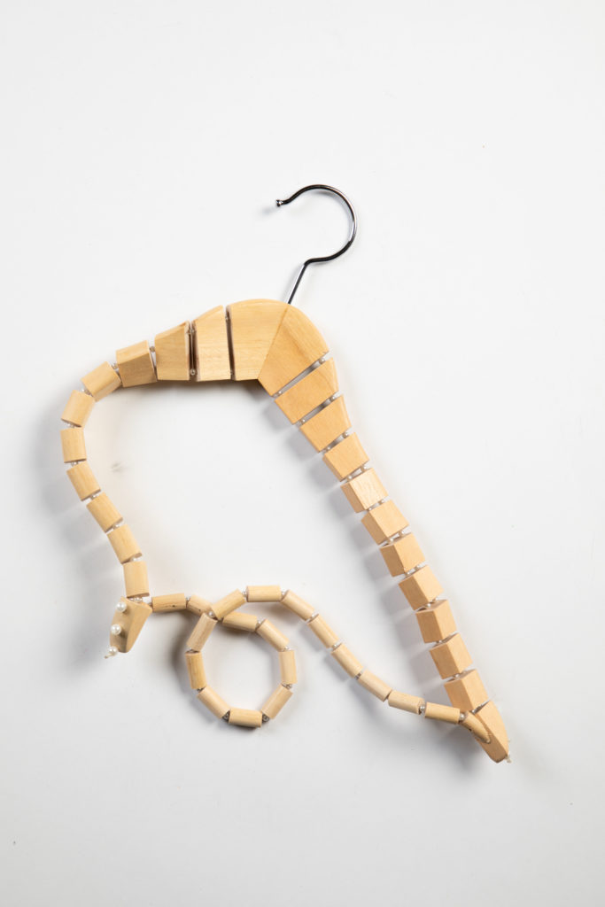 Kledinghanger hout tot ketting verwerkt